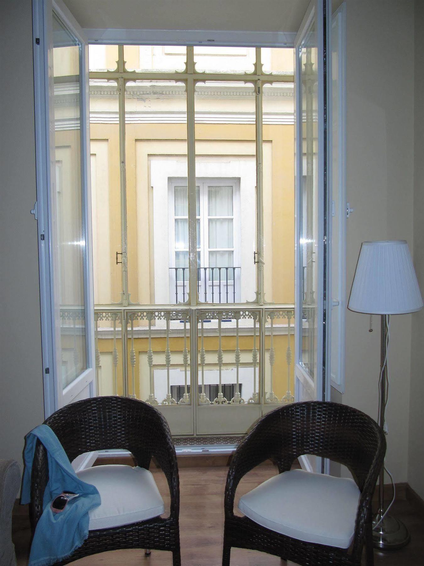 Life Apartments San Vicente Sevilla Bagian luar foto