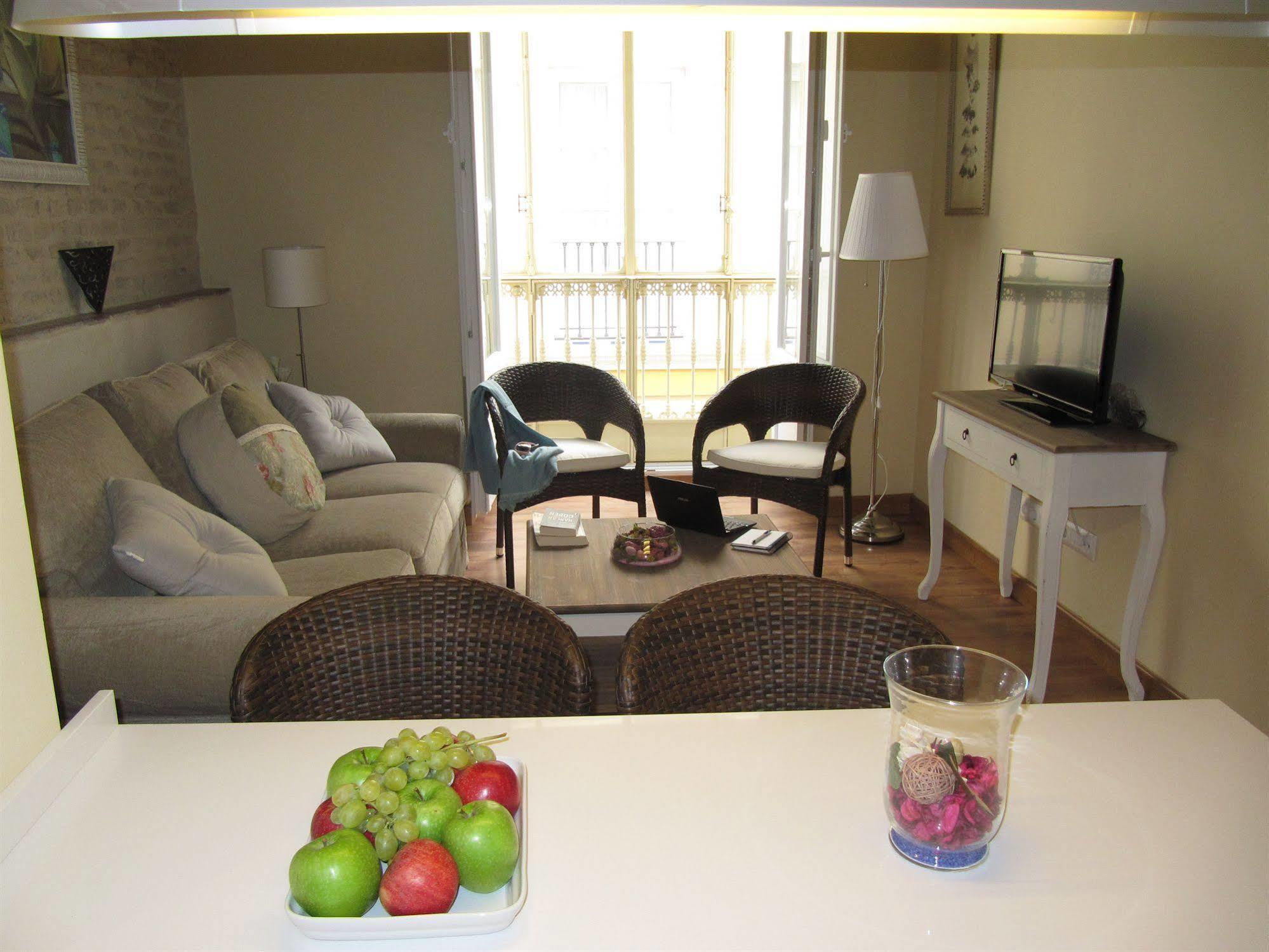 Life Apartments San Vicente Sevilla Bagian luar foto